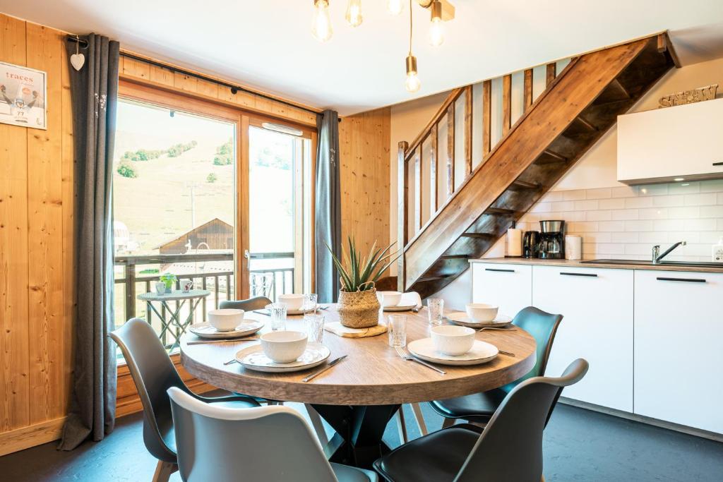 a kitchen and dining room with a table and chairs at Charmant Duplex Au Pied Des Pistes in Albiez-Montrond