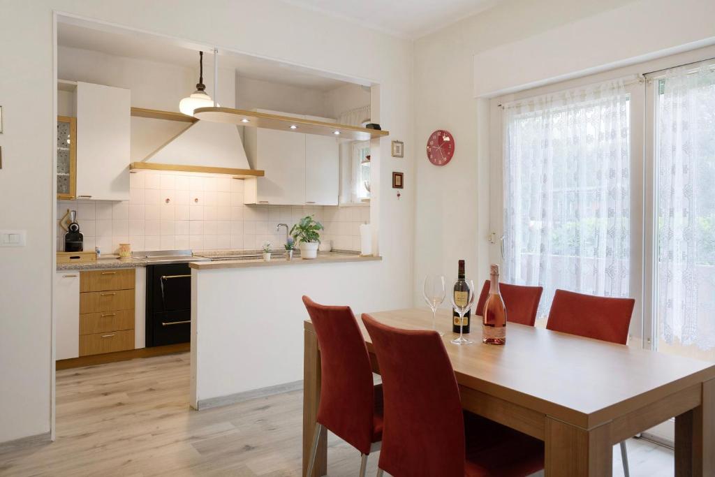 a kitchen and dining room with a table and chairs at Appartamento Marconi 35 Pergine in Pergine Valsugana
