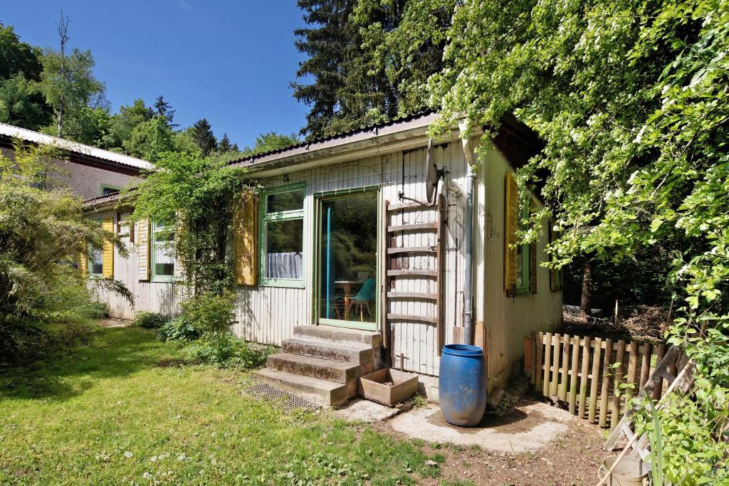 a small house with stairs leading to the front door at Ferienhaus beim Alenbrunnen in Münsingen