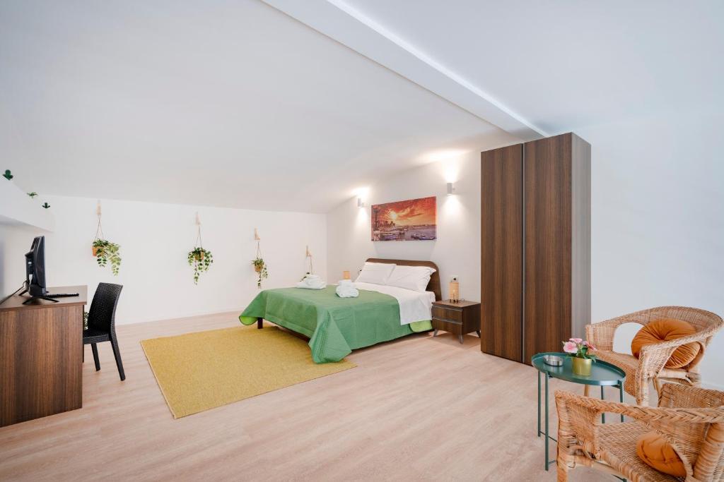 a bedroom with a bed with a green blanket at Sogno di Mare in Bari