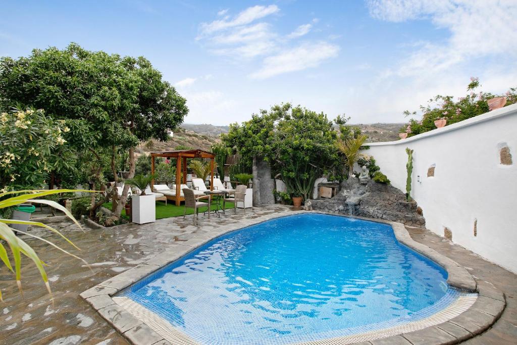 a swimming pool in the backyard of a house at Casa Candelaria in Arico