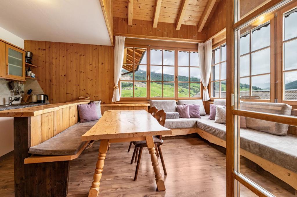 a living room with a couch and a table at Paracia App Pec in Badia