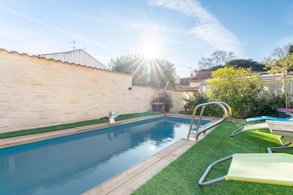 a swimming pool in the backyard of a house at Le Chalet Houda et spa en option in Nîmes