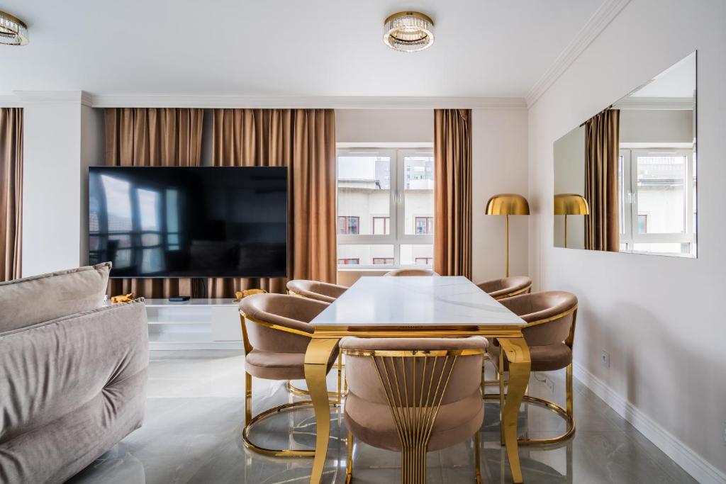 a living room with a table and chairs at J&K Platinum Towers in Warsaw