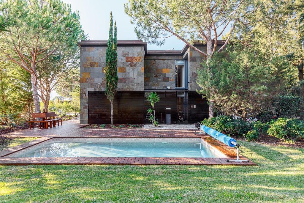 a swimming pool in the yard of a house at Tróia Villa Paradise in Troia
