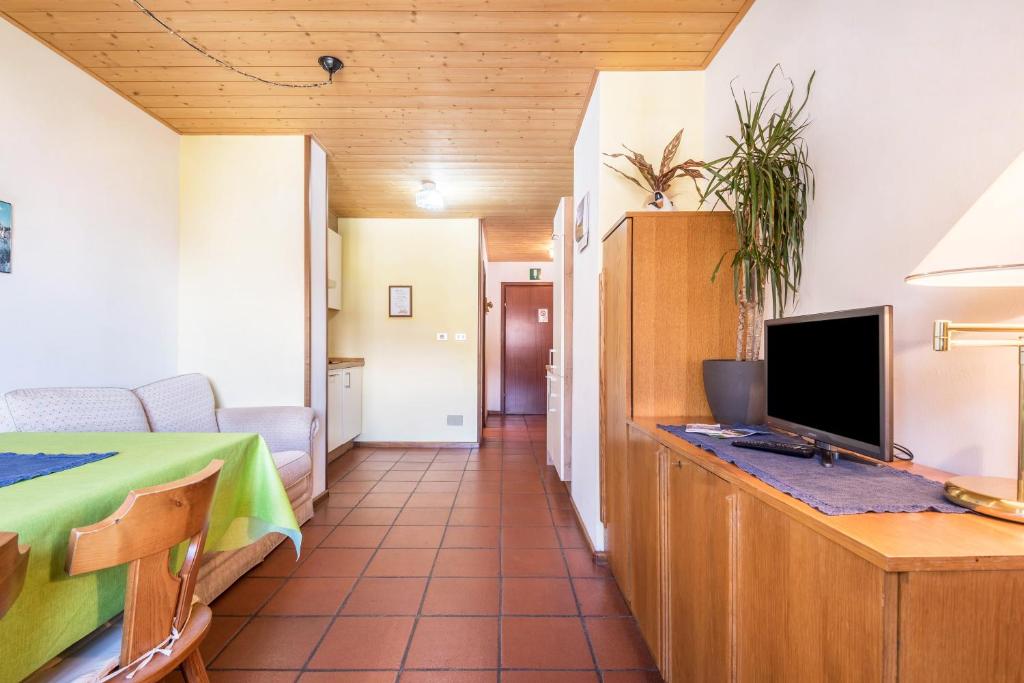 a room with a desk with a computer on it at Pension Sonia App 104 in Funes