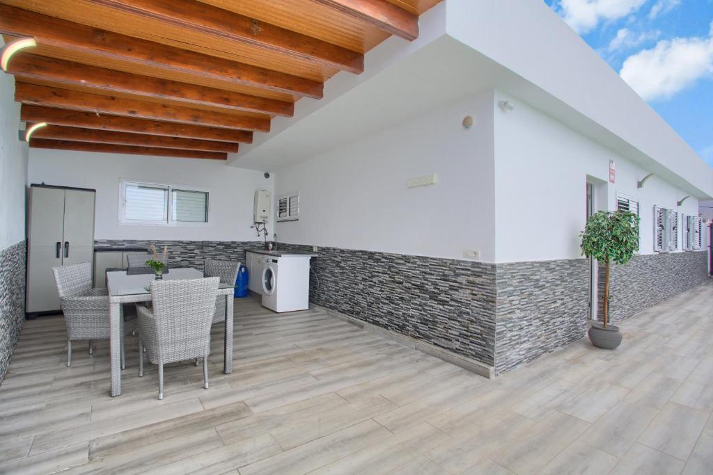 a kitchen and dining room with a table and chairs at Villa Candelaria in La Matanza de Acentejo