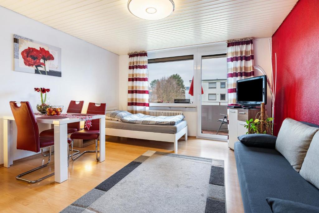 a living room with a table and a couch at Szafranzimmervermietung in Winnenden