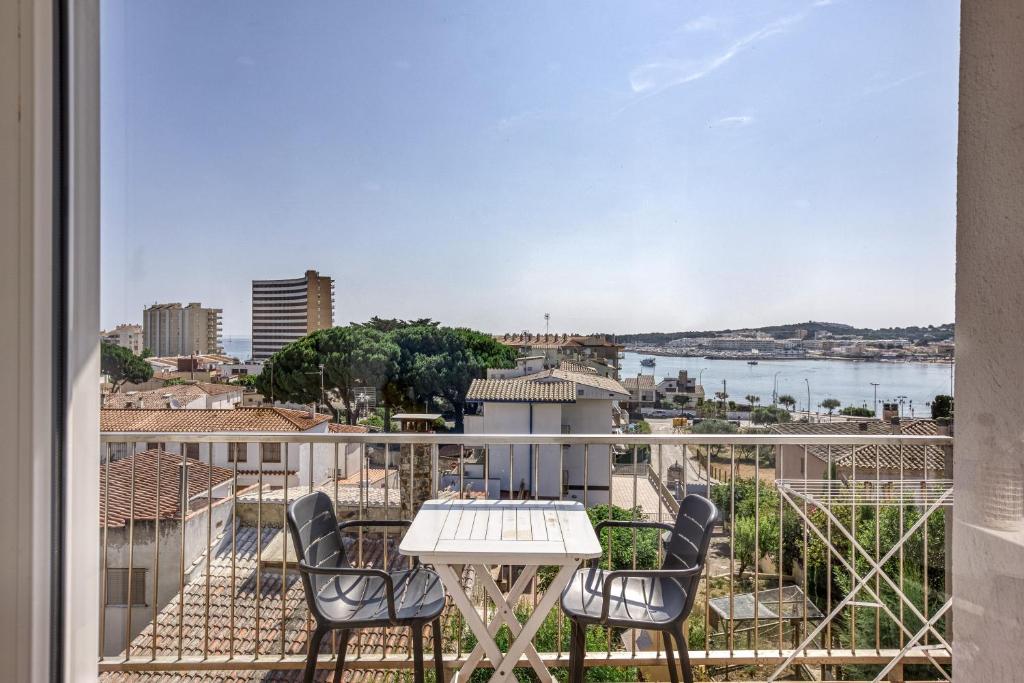 a balcony with a table and chairs and a view at Apartamento ático en L'Escala in L'Escala