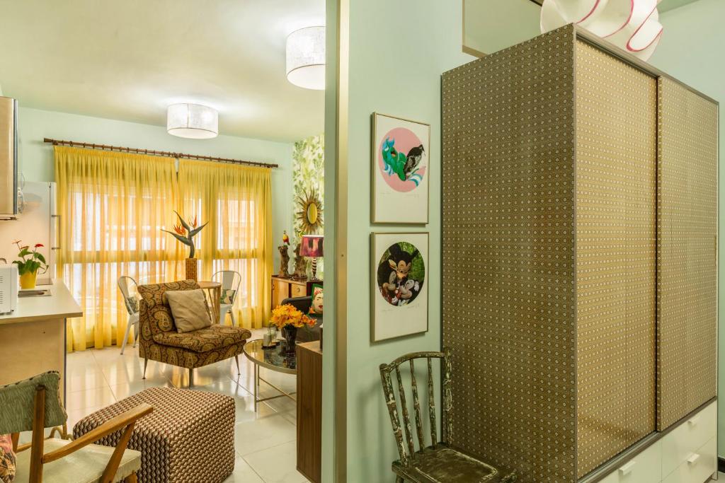 a living room with a kitchen and a living room with a dining room at Flamingo Rosa in Arinaga