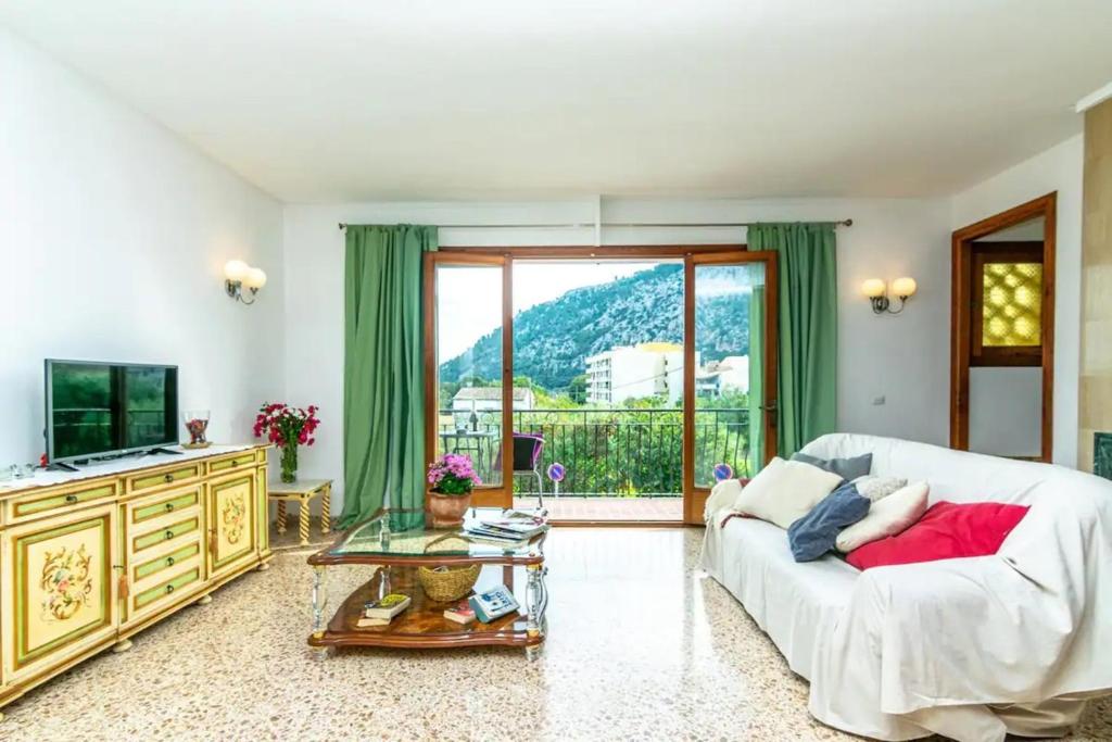 a living room with a couch and a television at Puig in Pollença
