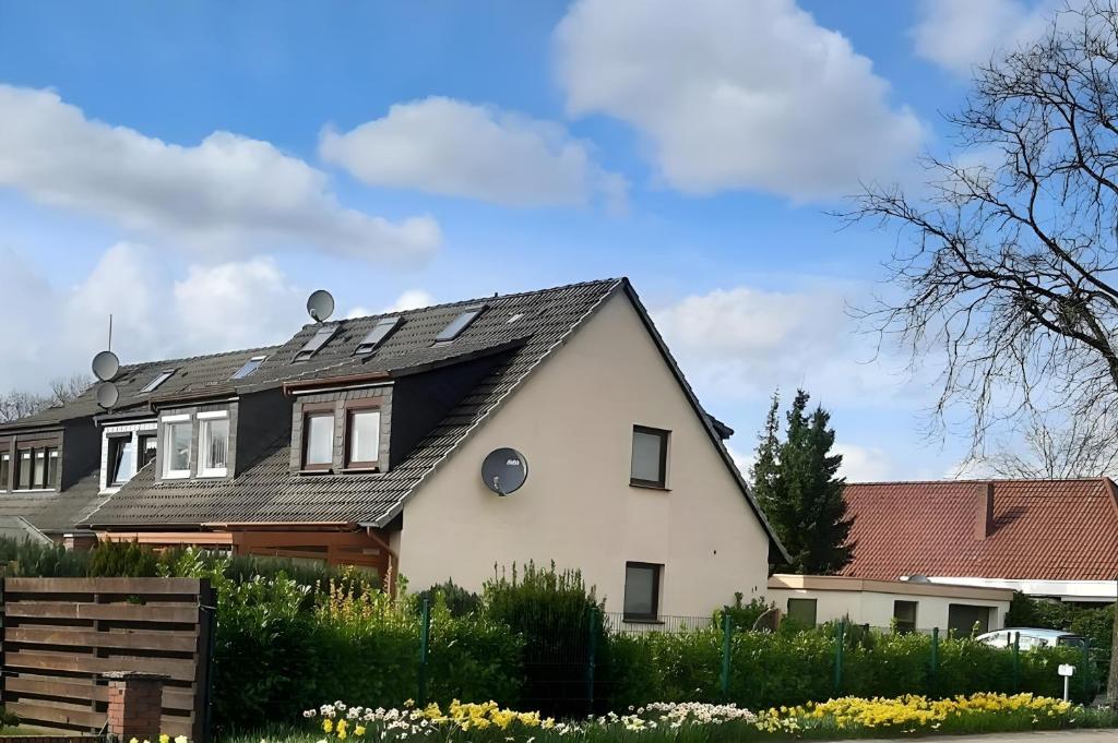a white house with a black roof at Bei Heike 1 in Zetel