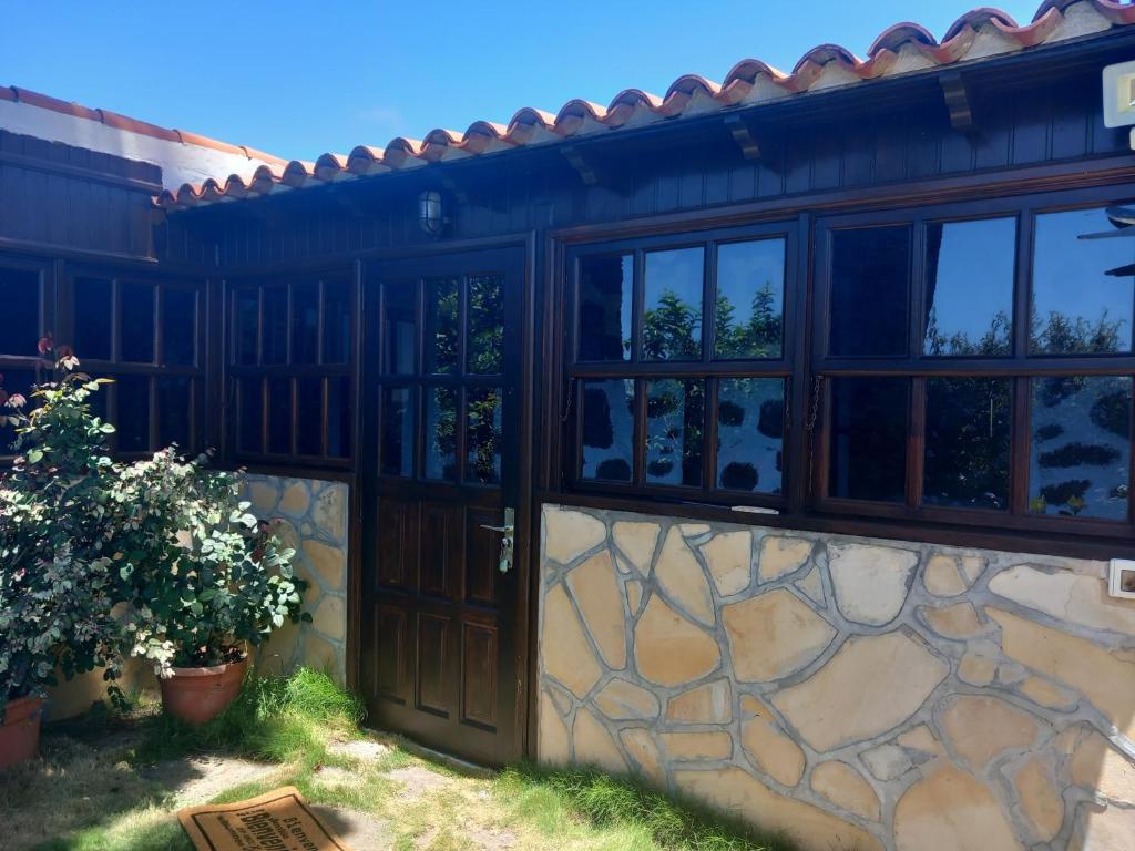 ein Haus mit Holztüren und Fenstern in der Unterkunft La Carpintera in Tijarafe