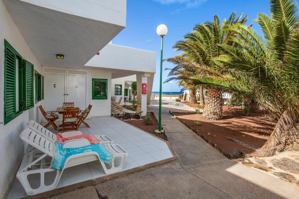 a porch of a house with a table and chairs at Casa Isa in El Cotillo