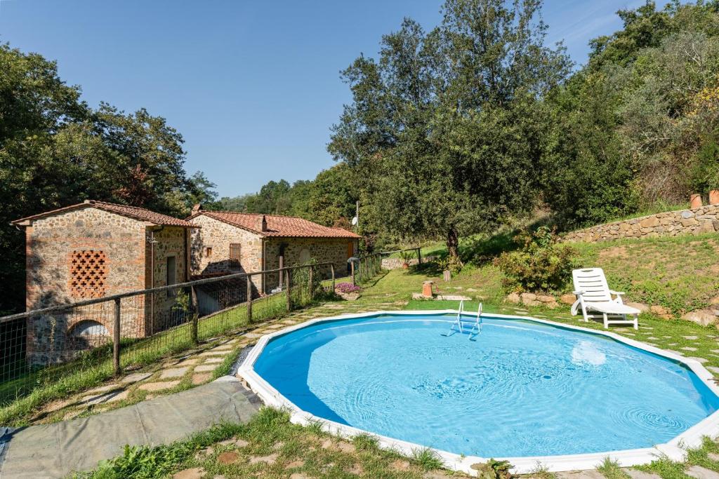 a swimming pool in the yard of a house at Mulino di Beboli in Lamporecchio
