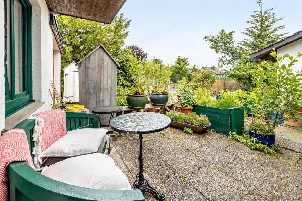 a patio with a table and chairs and a table at Ferienwohnung im Reiterparadies in Salzhausen