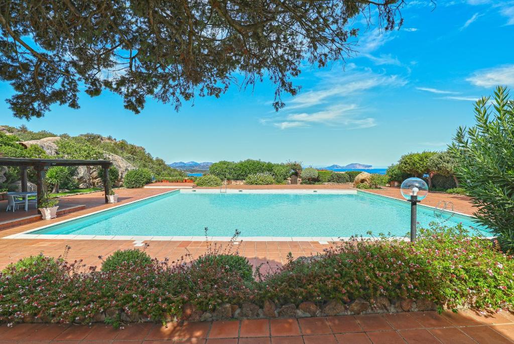 a large swimming pool in a yard at Dependance con piscina in Punta Molara
