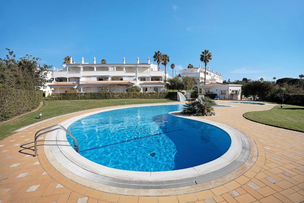a large swimming pool in front of a house at Casa Primavera in Carvoeiro