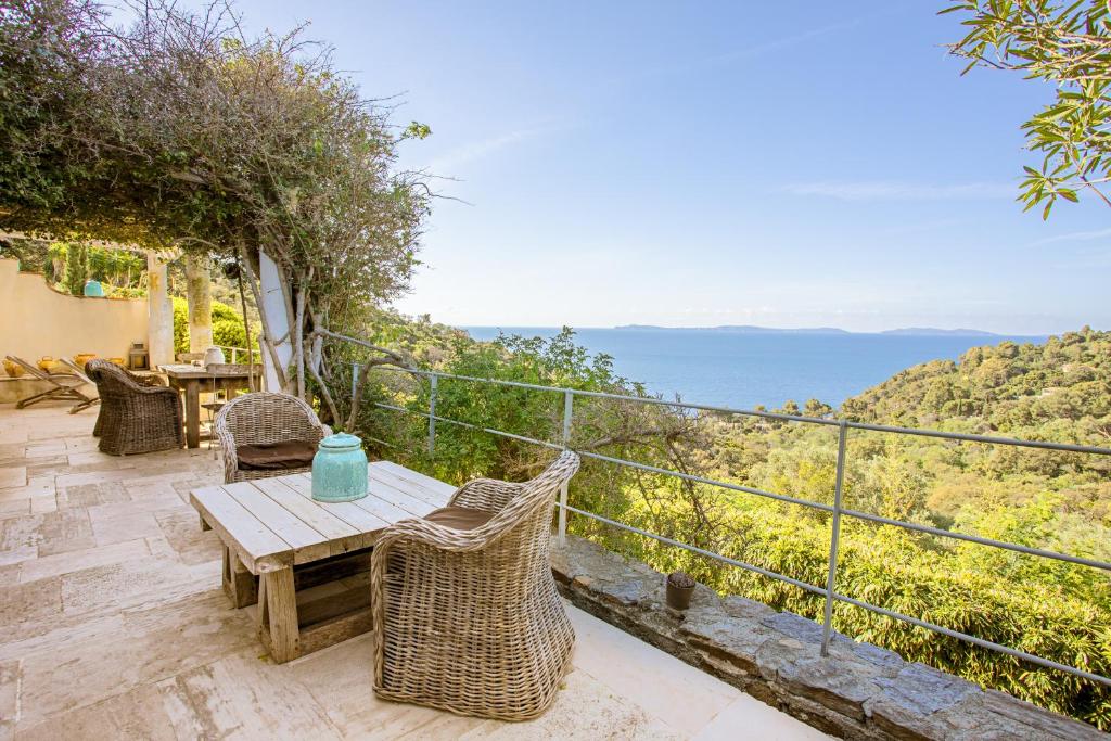 eine Terrasse mit Tisch und Stühlen und die Aussicht in der Unterkunft La Maison de Constance in Cavalaire-sur-Mer