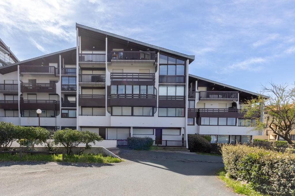 budynek apartamentowy z balkonami i parkingiem w obiekcie Location Noly w mieście Seignosse