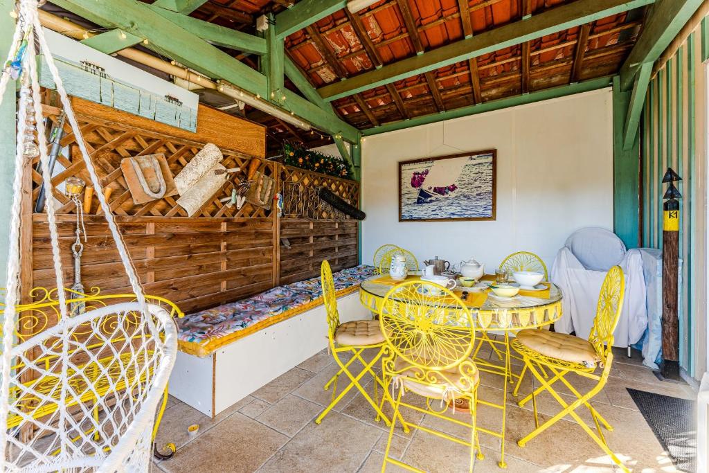 a dining room with a table and chairs at La Chambre Dorée du Bassin in La Teste-de-Buch