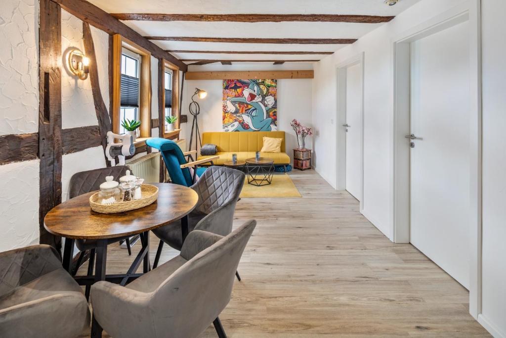 a living room with a table and chairs at im Fachwerk in Alsfeld