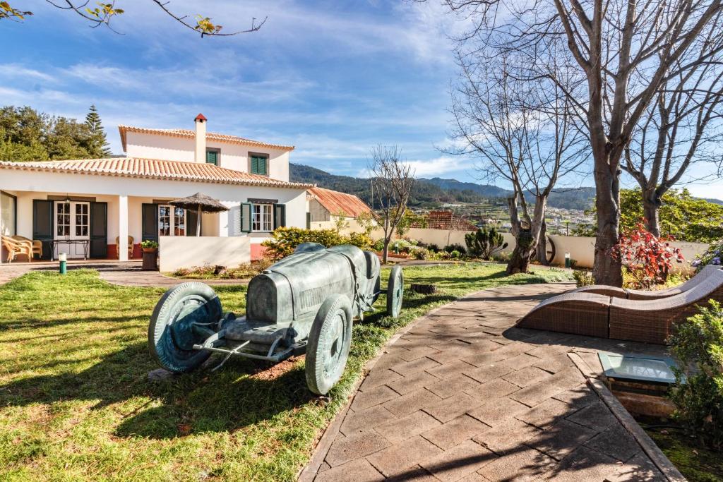a statue of a car in front of a house at Villa Retiro in Canhas