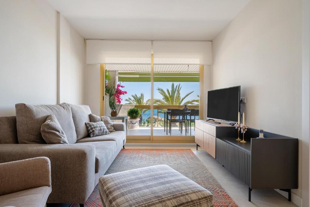 a living room with a couch and a television at Apartamento Pelicano in Cambrils