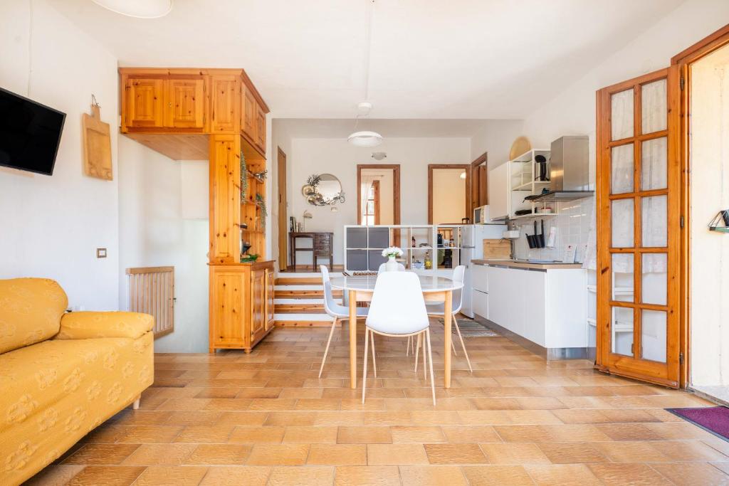 a kitchen and living room with a table and chairs at Villa Costa Paradiso del Sud in Costa Rei
