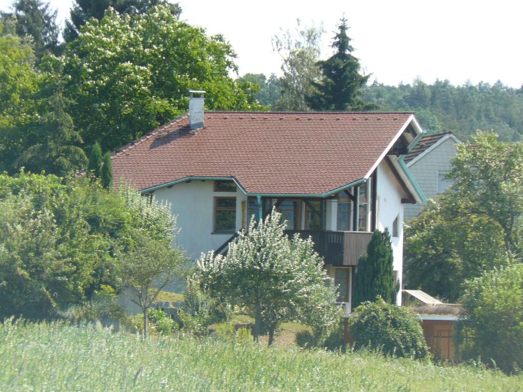 a small white house with a brown roof at Ferienwohnung Naturhaus, 50qm in Allensbach