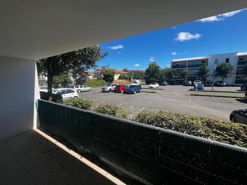 a view of a parking lot with cars parked at Balcons Du Soleil -Conciergerieland in Saint-Paul-lès-Dax
