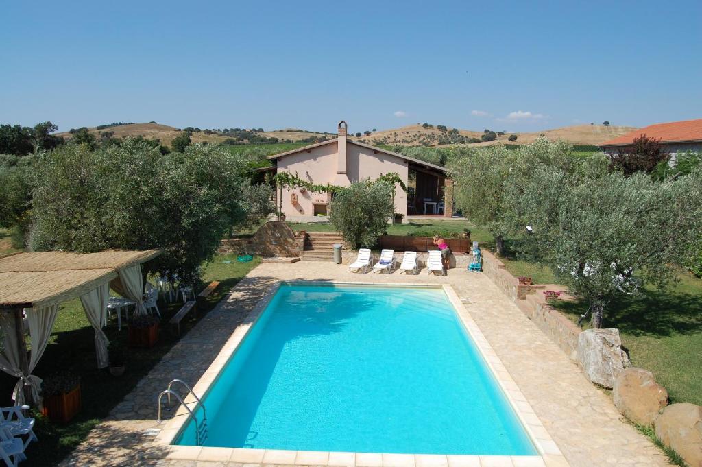 an image of a swimming pool in front of a house at Il Gaggiolo 2 in Grosseto
