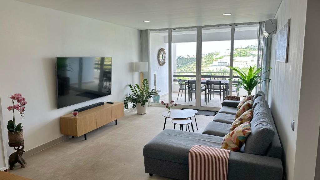 Sunny 3-Bedroom Apartment