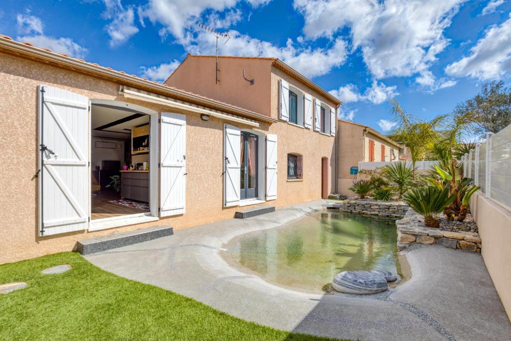 a house with a swimming pool in a yard at Chambre d’hôtes Béziers in Béziers