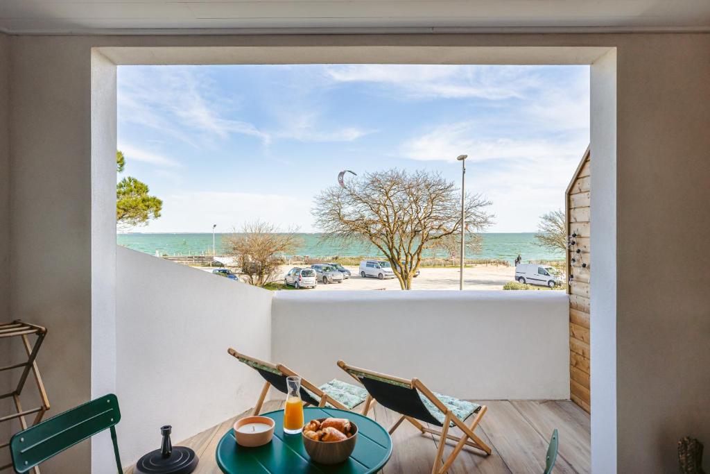 a room with a view of the ocean at La Terrasse, Rivedoux Beach House in Rivedoux-Plage