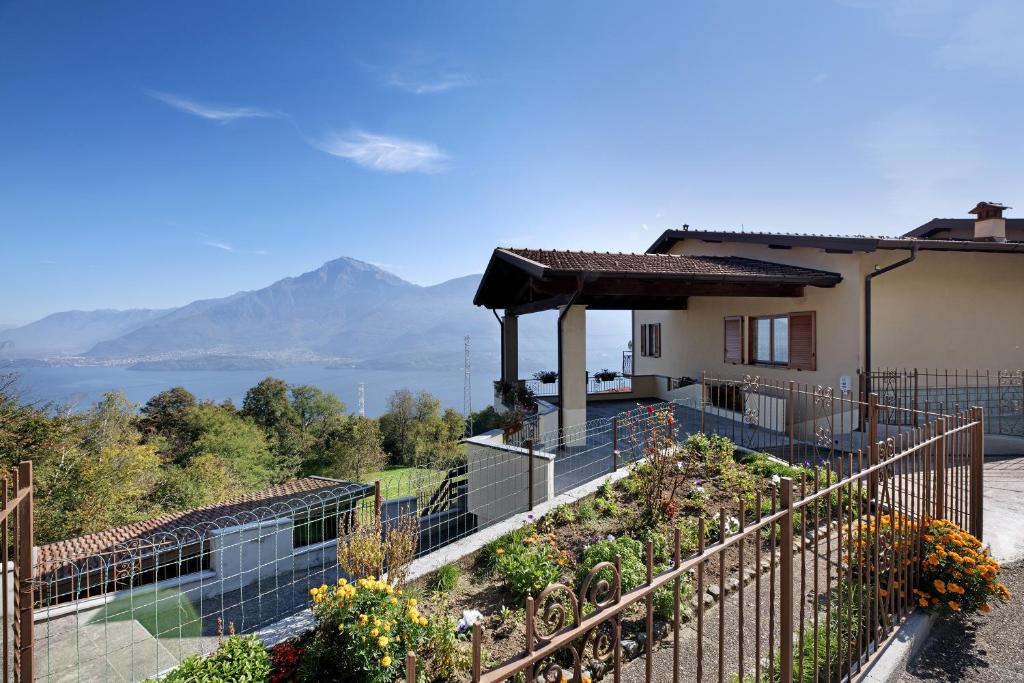 a house with a garden with a view of the water at Casa Giuly in Stazzona