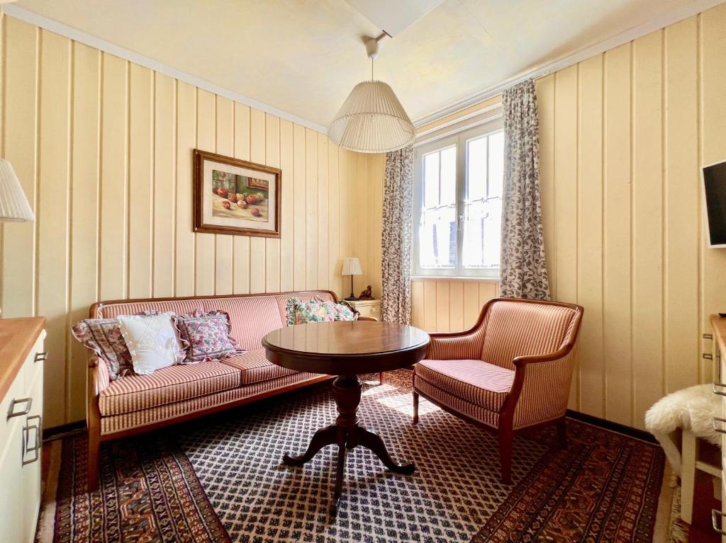a living room with a couch and a table at Kanne Honeymoon Apartment in Trichtingen