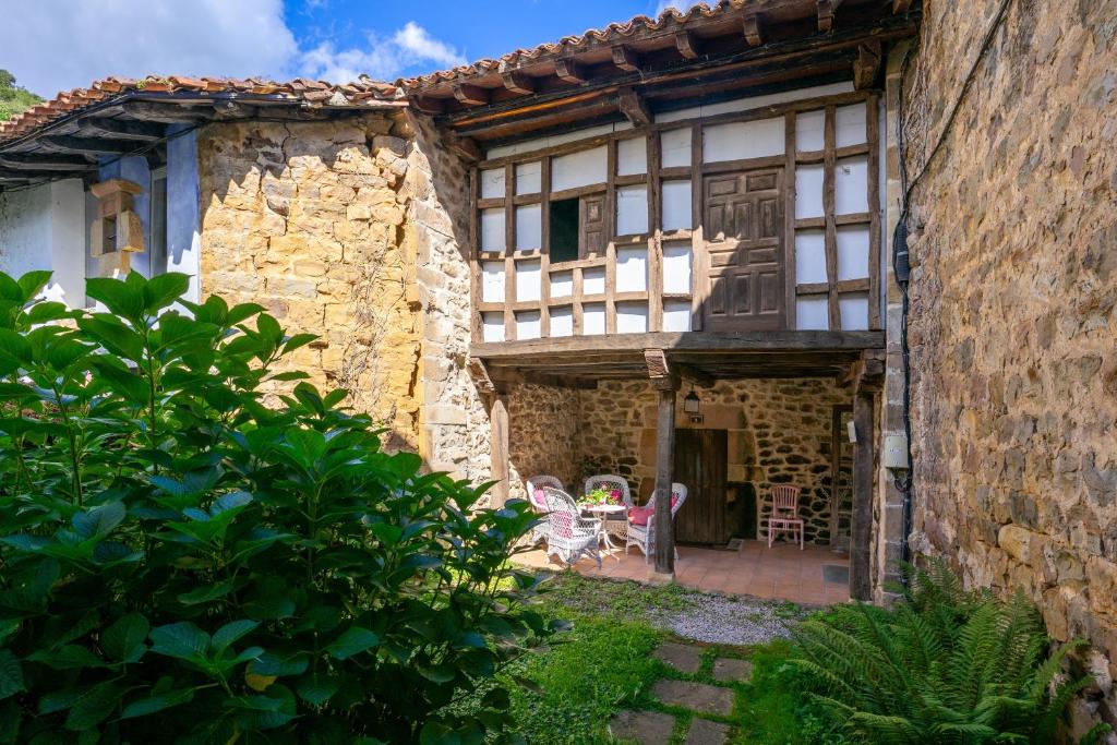 an outside view of a stone house with a patio at Apartamento 3 Casa Las Indianas in Selores