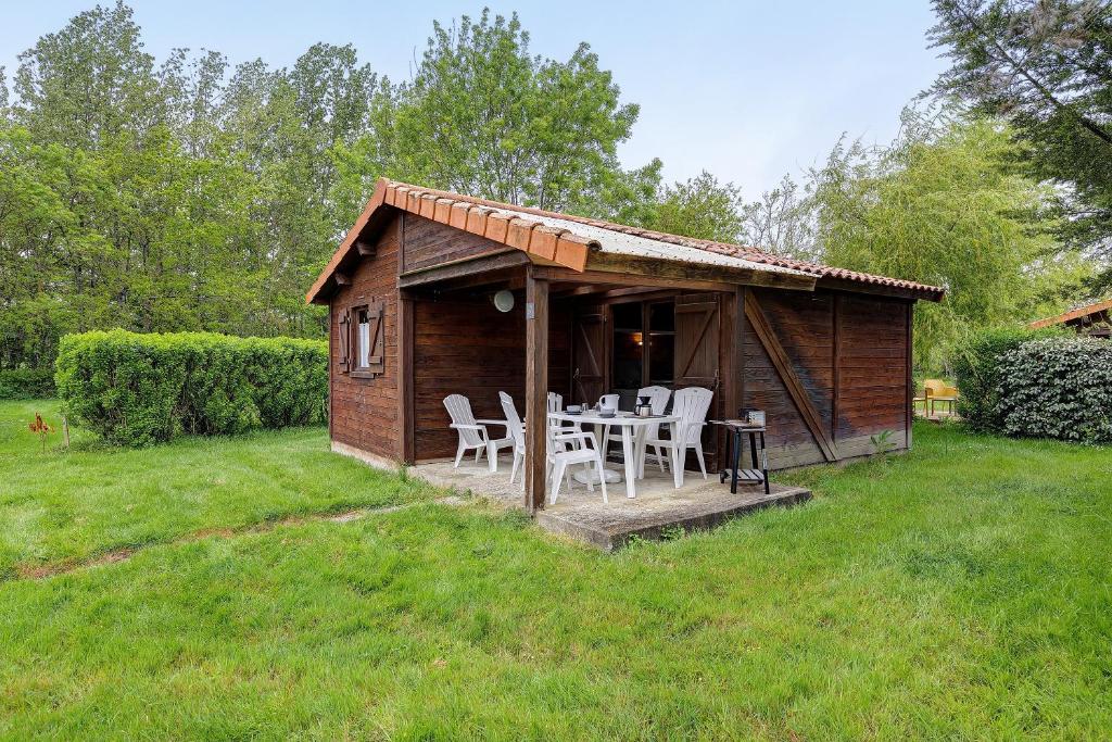 a small cabin with a table and chairs in a yard at Chalet confort 20 in Saint-Gervais