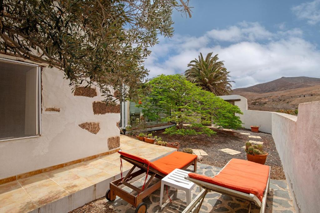 a patio with two chairs and a table and a table and chairs at Casa de Campo in Betancuría