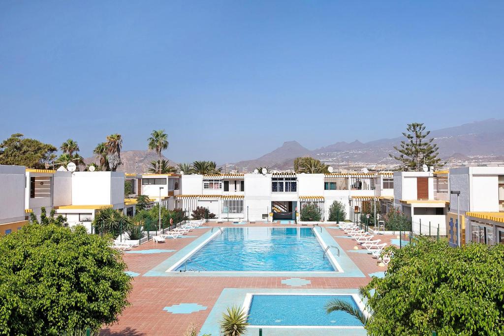 an image of a swimming pool in a resort at Estudio Sagrario in Arona