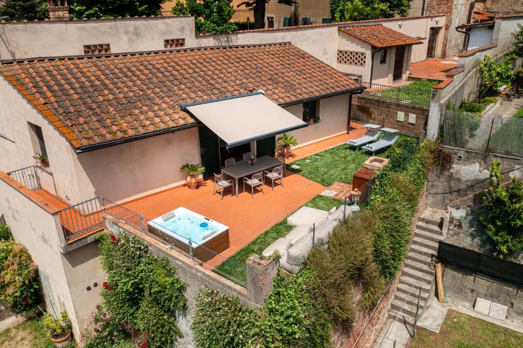 an overhead view of a house with a roof at Casa Conte Martini in Palaia