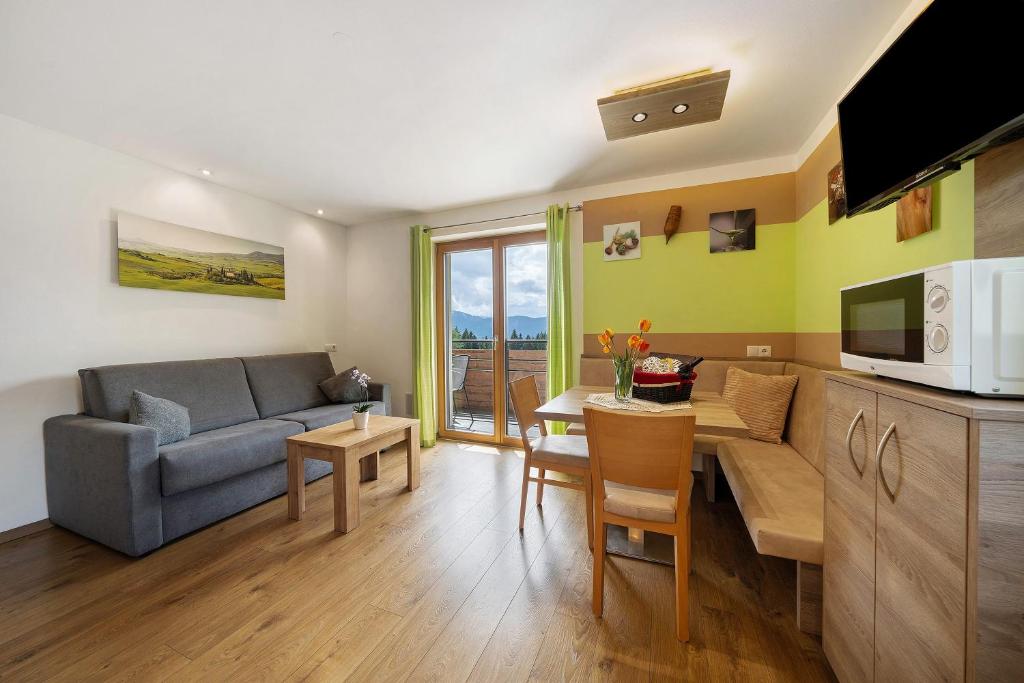 a living room with a couch and a table at Waldheim in Verano