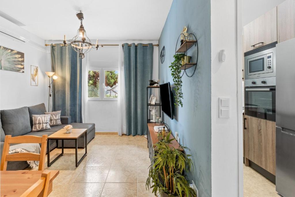 a living room with a couch and a table at Apartamento Centro de Marbella in Marbella