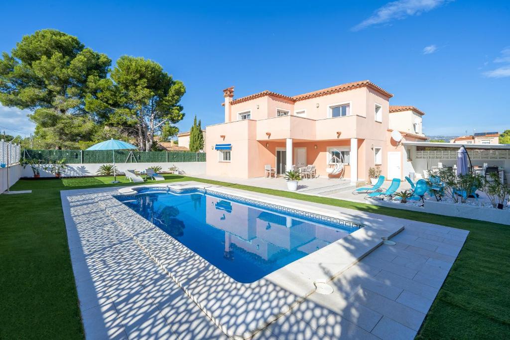 a house with a swimming pool in the yard at Las Palmeras in Tarragona
