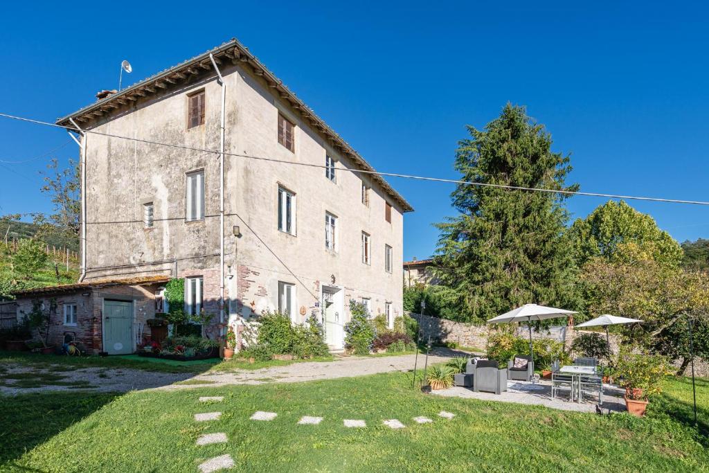 an old building with a yard in front of it at Villa Mon Paradis in Lucca