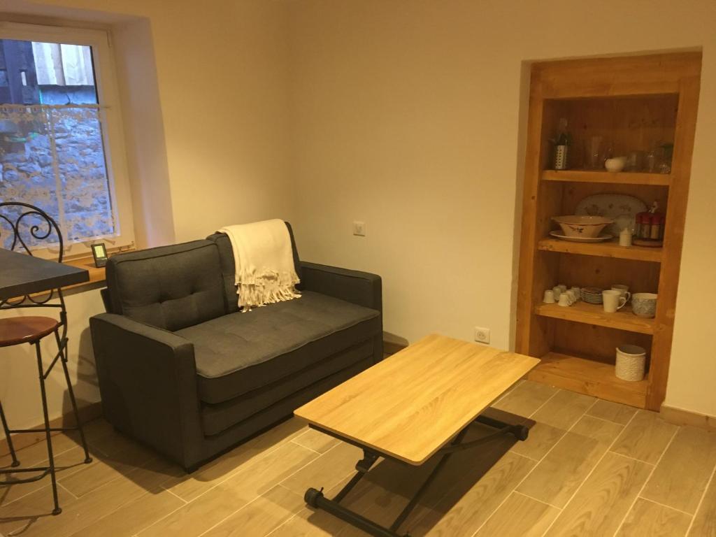 a living room with a couch and a coffee table at Papi Stop in Villarlurin