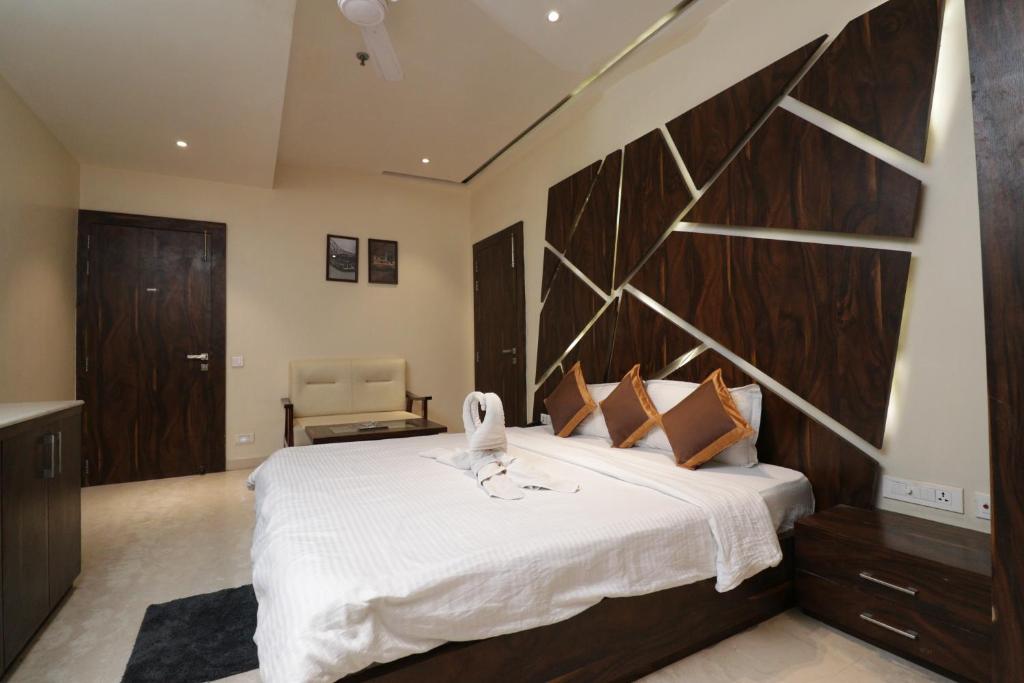 a bedroom with a large bed with a large wooden headboard at Eennra Guest House in Mālda