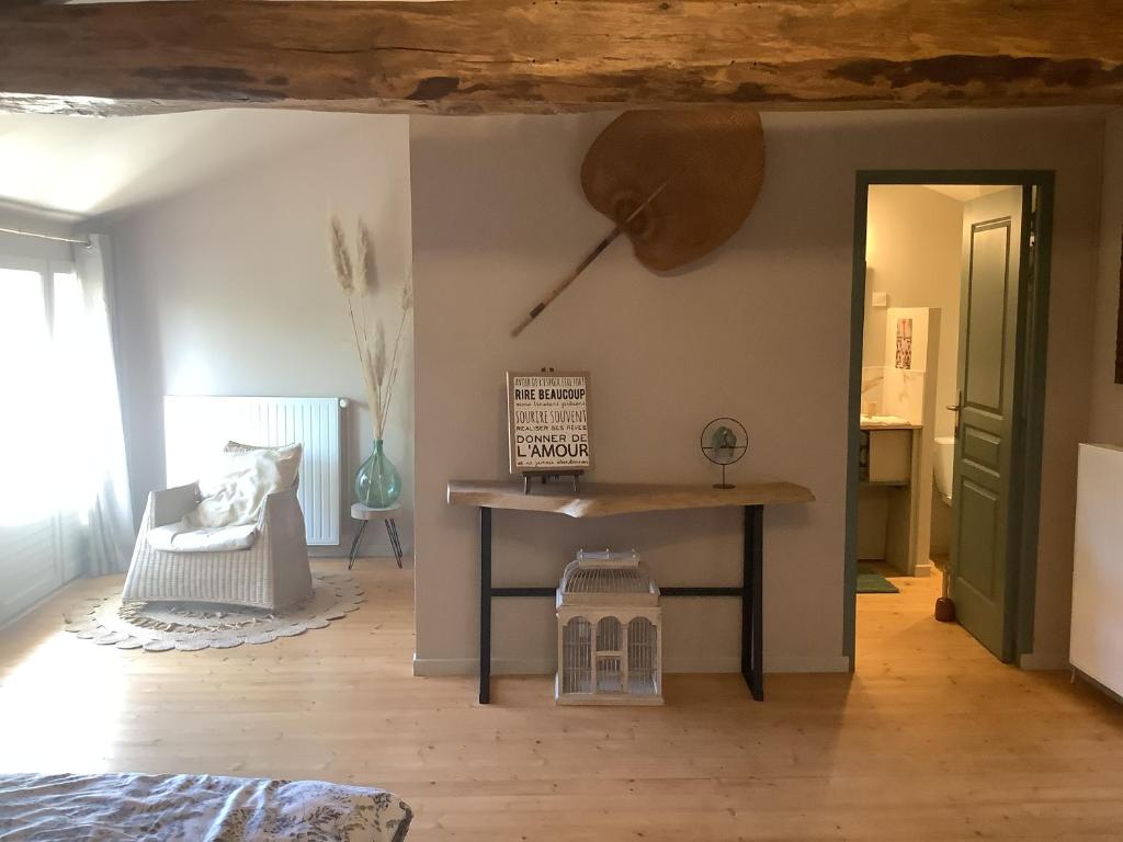 a room with a table and a chair in a room at Au duplex in Chantonnay