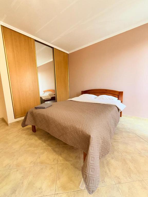 a bedroom with a bed in a room at 1 Double Budget Room Center Park in Chişinău